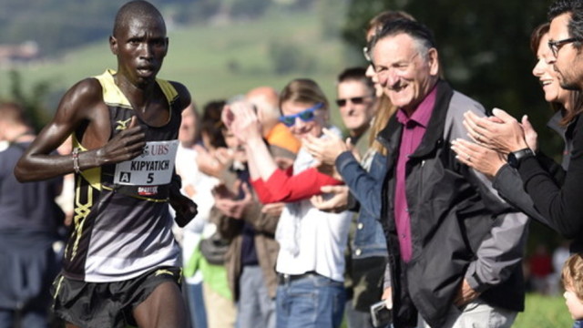 Der Kenyaner Abraham Kipyatich, nachmaliger Sieger, beim Murtenlauf von Murten nach Fribourg am Sonntag, 5. Oktober 2014, in Courtepin. (KEYSTONE/Peter Schneider)